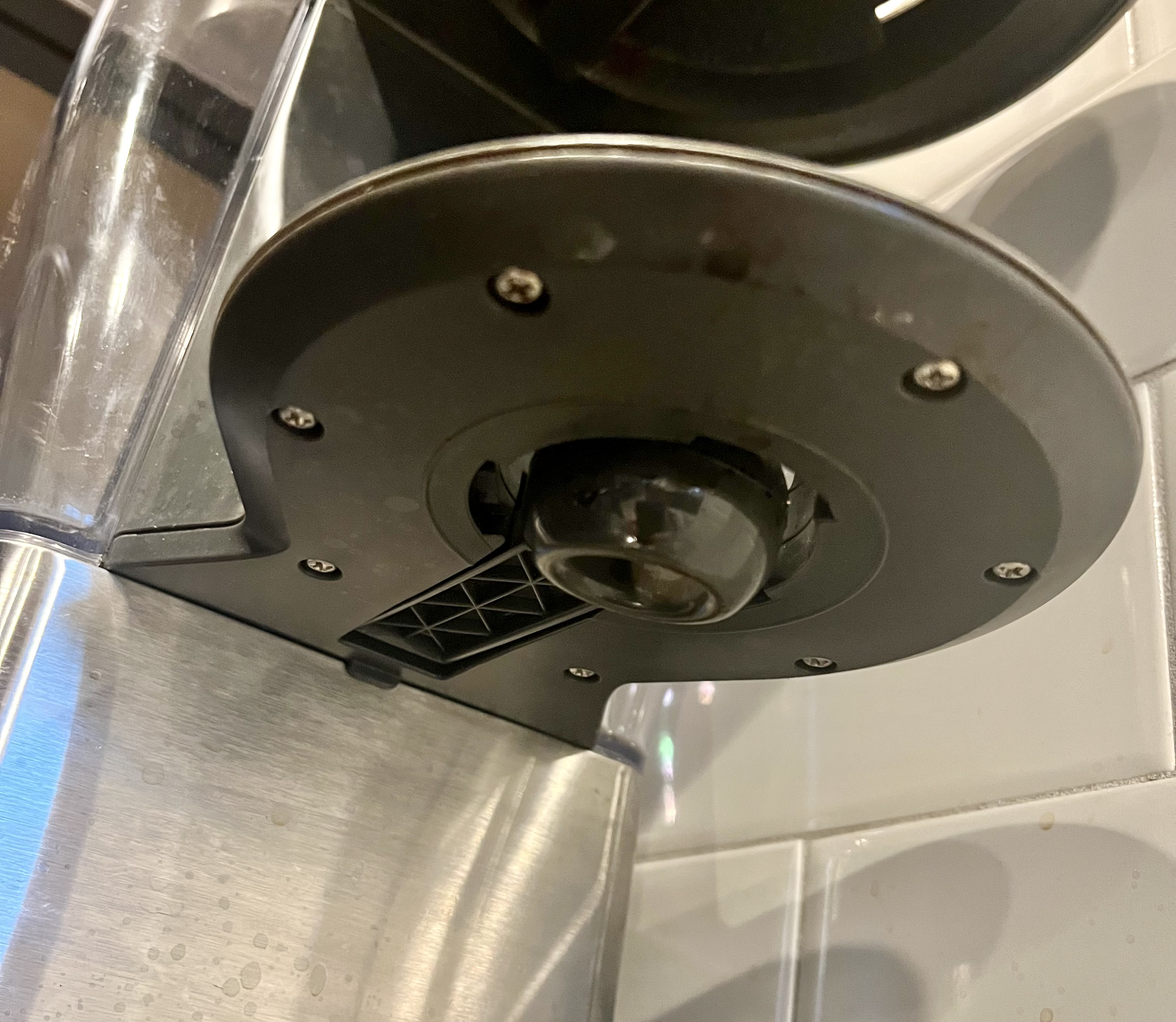 Image of the Breville Precision Brewer's flow-rate lever in the default position.